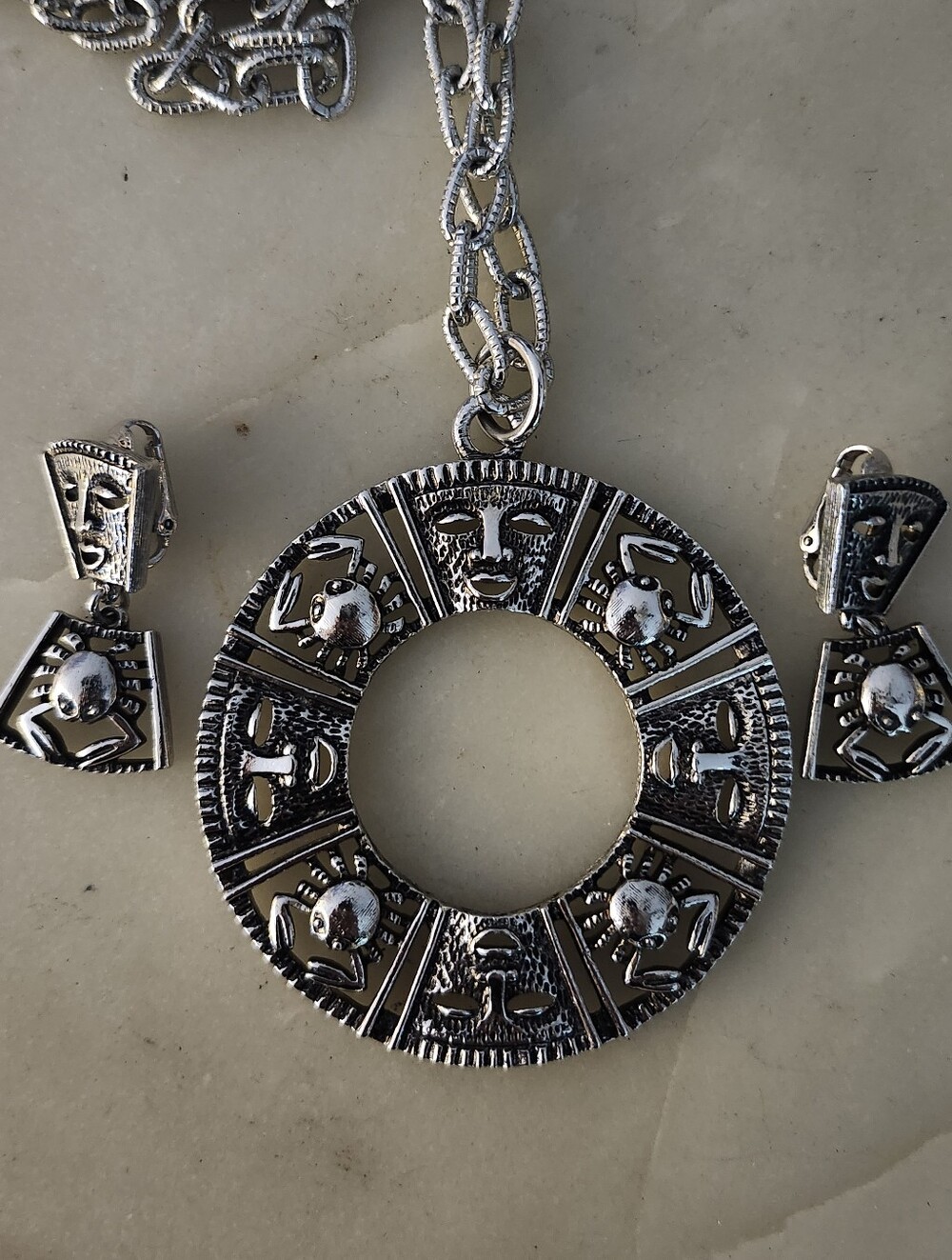 Vtg Sarah Coventry Silver Tone Tribal Cancer Zodiac Necklace & Earrings Set